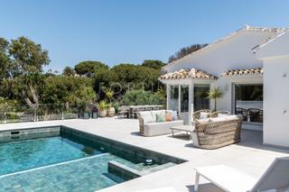 Casa a Elviria. Encantadora villa en una de las mejores zonas de marbella, a poc
