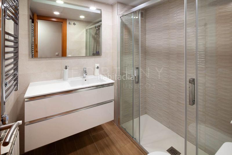 Foto 0d6696a2-c985-40d4-8e36-2e055afc7ded. Alquiler piso amplio y luminoso piso con terraza y patio, piscina comunitaria, dos plazas de aparcamiento en el Mayorazgo, . en Málaga