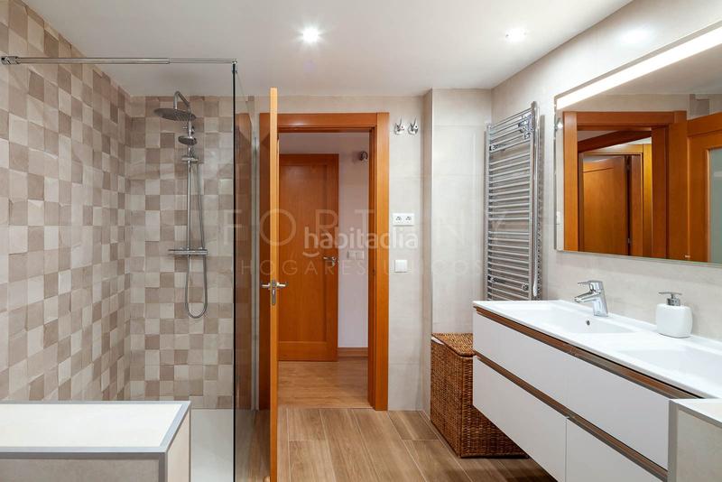 Foto 0eaa0dcb-5d64-4c3d-9675-66d0766bf55e. Alquiler piso amplio y luminoso piso con terraza y patio, piscina comunitaria, dos plazas de aparcamiento en el Mayorazgo, . en Málaga