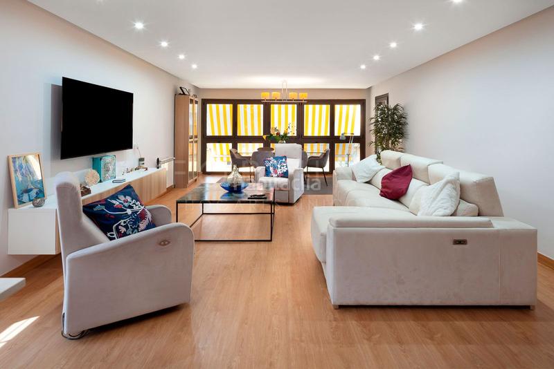 Foto 15e7df35-eeaa-4dd4-99da-b501af587cda. Alquiler piso amplio y luminoso piso con terraza y patio, piscina comunitaria, dos plazas de aparcamiento en el Mayorazgo, . en Málaga