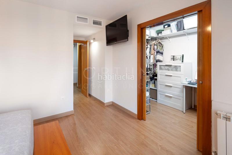Foto 1ce9aed2-b4fe-4893-9d3b-a67b09554ffe. Alquiler piso amplio y luminoso piso con terraza y patio, piscina comunitaria, dos plazas de aparcamiento en el Mayorazgo, . en Málaga
