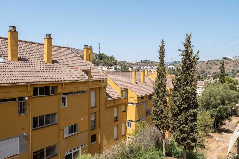 Foto 54519f93-a42f-4fad-99dc-e708afd723c8. Alquiler piso amplio y luminoso piso con terraza y patio, piscina comunitaria, dos plazas de aparcamiento en el Mayorazgo, . en Málaga