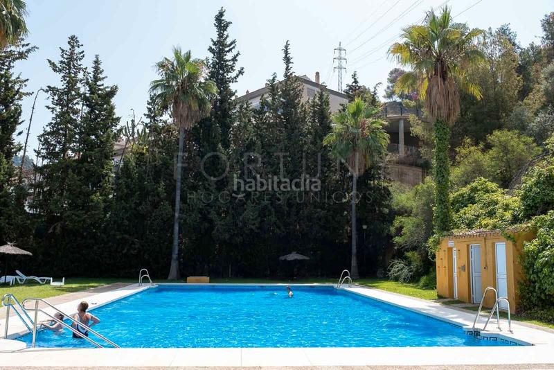 Foto 7e9ab5fe-9204-478c-ac6c-daa8443676e3. Alquiler piso amplio y luminoso piso con terraza y patio, piscina comunitaria, dos plazas de aparcamiento en el Mayorazgo, . en Málaga