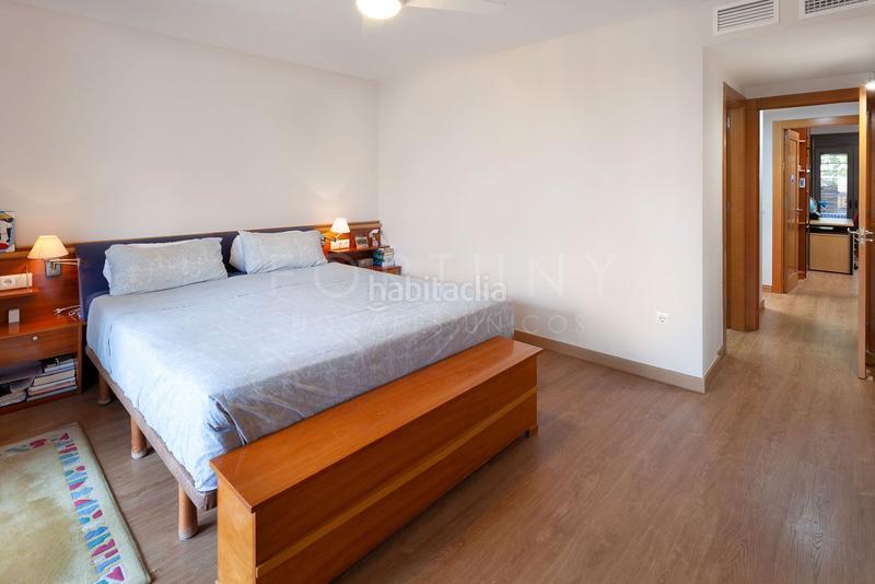Foto a037889d-90fe-477f-8bbf-7d7f1e5b1f64. Alquiler piso amplio y luminoso piso con terraza y patio, piscina comunitaria, dos plazas de aparcamiento en el Mayorazgo, . en Málaga