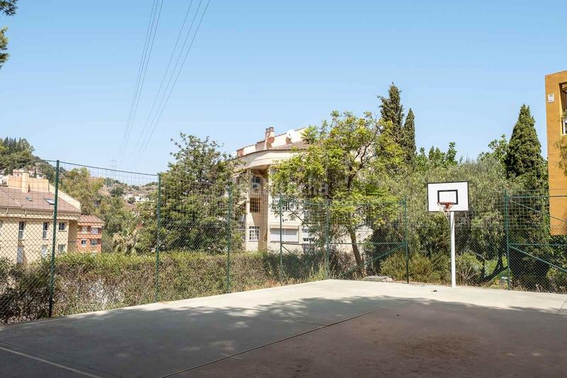 Foto a83bb011-f2d5-4aff-8ef2-74c469e965c6. Alquiler piso amplio y luminoso piso con terraza y patio, piscina comunitaria, dos plazas de aparcamiento en el Mayorazgo, . en Málaga