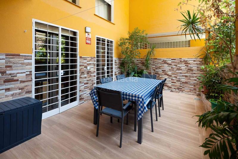 Foto abdfde1f-614a-4e64-837d-4a755ce02371. Alquiler piso amplio y luminoso piso con terraza y patio, piscina comunitaria, dos plazas de aparcamiento en el Mayorazgo, . en Málaga