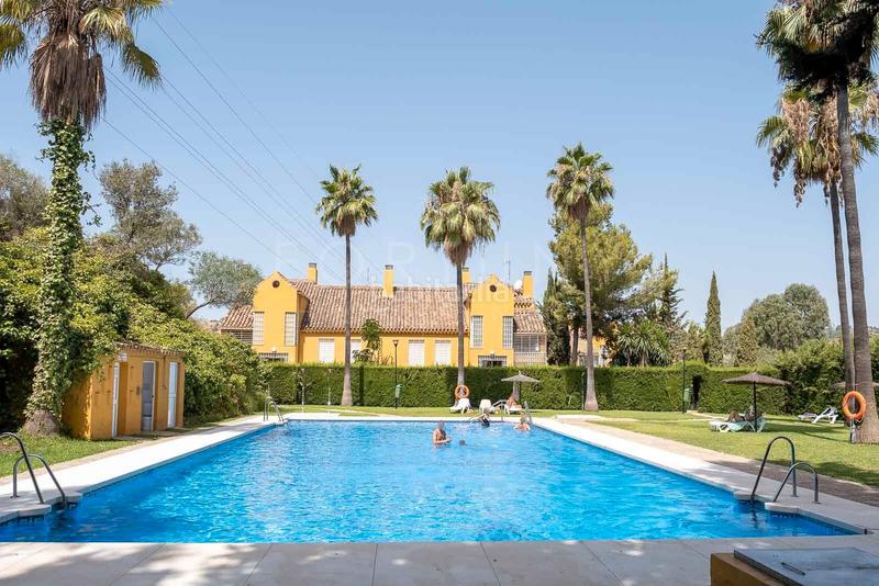 Foto b28f68af-9ba7-43f1-98cf-1db5d683c777. Alquiler piso amplio y luminoso piso con terraza y patio, piscina comunitaria, dos plazas de aparcamiento en el Mayorazgo, . en Málaga