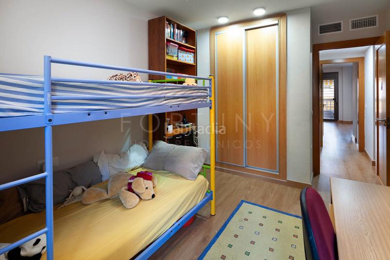 Foto c8c5351f-76cf-4415-880a-1a8785673007. Alquiler piso amplio y luminoso piso con terraza y patio, piscina comunitaria, dos plazas de aparcamiento en el Mayorazgo, . en Málaga