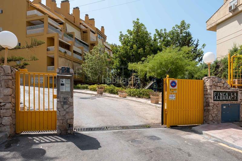 Foto e02cec77-c548-4f36-8e61-dd67bec491c9. Alquiler piso amplio y luminoso piso con terraza y patio, piscina comunitaria, dos plazas de aparcamiento en el Mayorazgo, . en Málaga