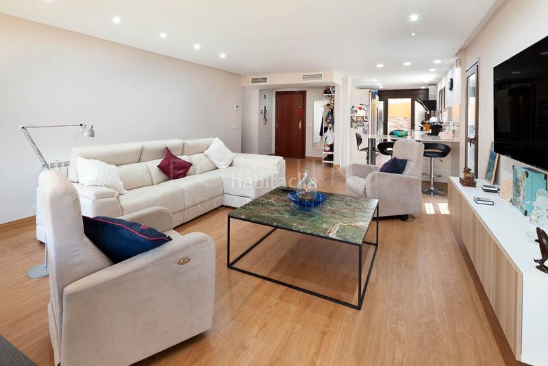 Foto ed85766f-6288-4bad-afdd-376c05ae32b1. Alquiler piso amplio y luminoso piso con terraza y patio, piscina comunitaria, dos plazas de aparcamiento en el Mayorazgo, . en Málaga