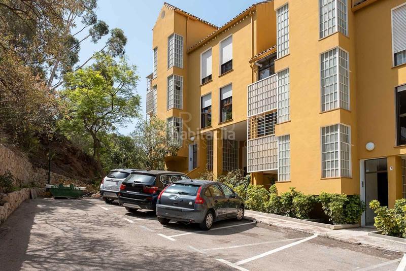 Foto ef72b5d9-4100-49c0-989b-e495c6f0c0df. Alquiler piso amplio y luminoso piso con terraza y patio, piscina comunitaria, dos plazas de aparcamiento en el Mayorazgo, . en Málaga