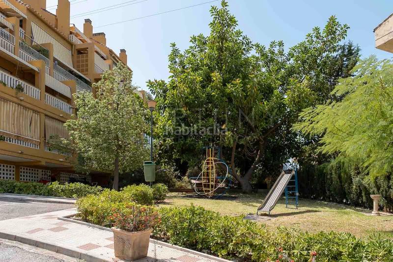 Foto f75c3aaa-ad30-425d-aa0f-50437f55c9c5. Alquiler piso amplio y luminoso piso con terraza y patio, piscina comunitaria, dos plazas de aparcamiento en el Mayorazgo, . en Málaga