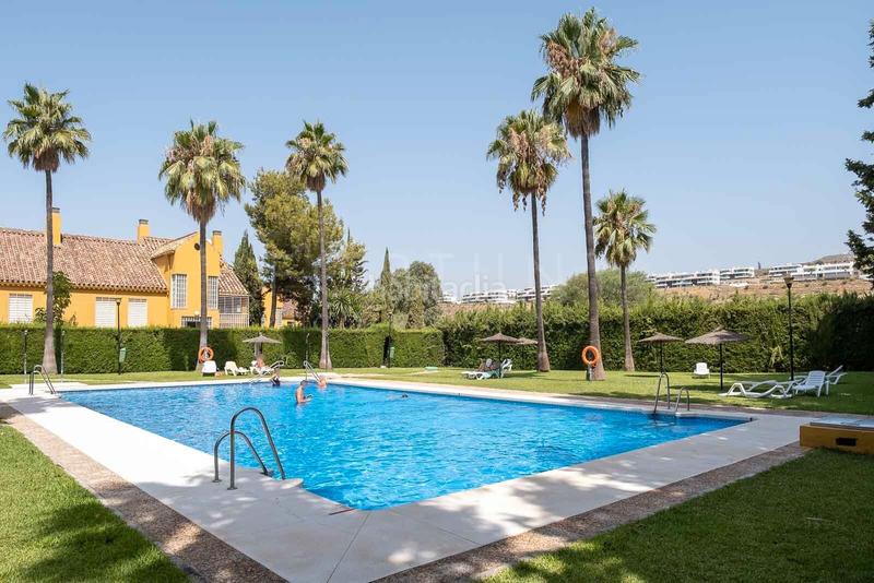Foto f77c955c-0d11-44d4-a712-d51a68ba6051. Alquiler piso amplio y luminoso piso con terraza y patio, piscina comunitaria, dos plazas de aparcamiento en el Mayorazgo, . en Málaga