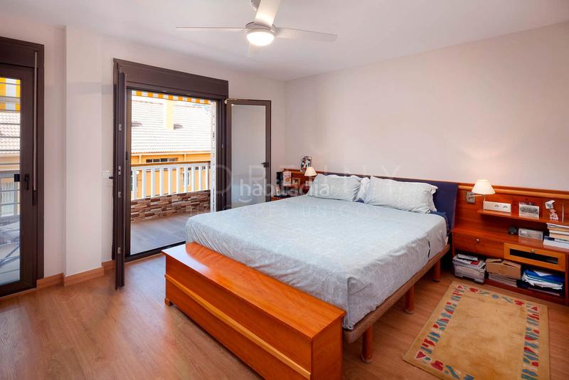 Foto fe516a72-1ecc-46a9-aa9a-bf038e6129e4. Alquiler piso amplio y luminoso piso con terraza y patio, piscina comunitaria, dos plazas de aparcamiento en el Mayorazgo, . en Málaga