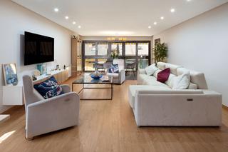 Location Appartement  Calle mayoral. Amplio y luminoso piso con terraza y patio, piscina comunitaria,