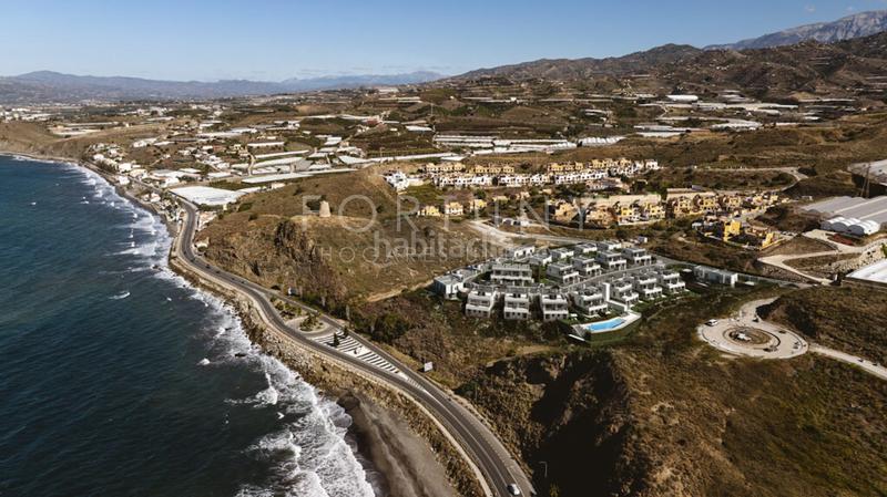 Foto 88fbb5cf-a47e-41fc-a47b-72ac76b01944. Casa pareada en carretera de almería 15 cómoda, funcional y luminosa casa pareada con vistas al mar , torrox en Lagos