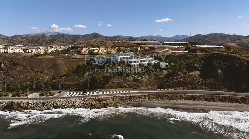 Foto c5eb340f-1ada-4f0d-9230-2c02c3d69309. Casa pareada en carretera de almería 15 cómoda, funcional y luminosa casa pareada con vistas al mar , torrox en Lagos