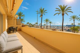 Apartament a Puerto de Estepona. Impresionante apartamento de 2 dormitorios en primera línea del