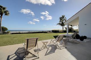 Casa a San Luis de Sabinillas. Impresionante villa moderna de 6 dormitorios con vistas al mar e