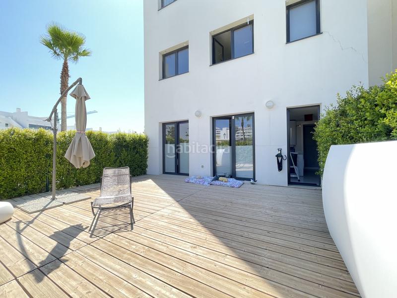 Foto 090f472e-4dd6-491f-ad40-56f4c88ee826. Planta baja apartamento en planta baja con amplio salón y terraza con vistas parciales al mar en las olas en Estepona