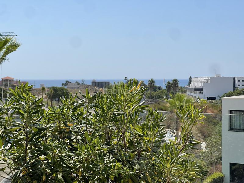 Foto 0b018a3e-2bbb-4147-8dd3-a96805363d6f. Planta baja apartamento en planta baja con amplio salón y terraza con vistas parciales al mar en las olas en Estepona