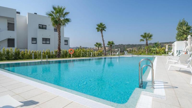 Foto 0d68994b-def1-4f32-b35e-37c002e432ee. Planta baja apartamento en planta baja con amplio salón y terraza con vistas parciales al mar en las olas en Estepona