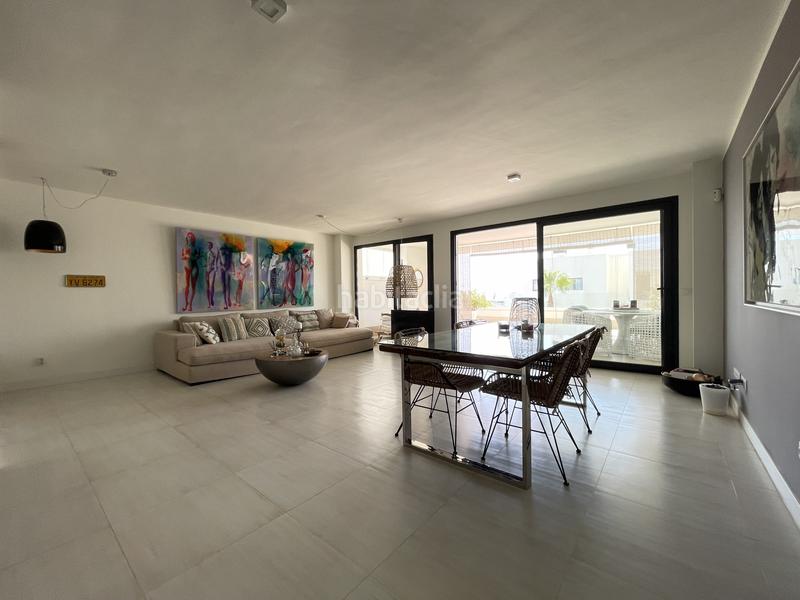 Foto 1394245d-994c-431f-b7f3-6c518bdf4529. Planta baja apartamento en planta baja con amplio salón y terraza con vistas parciales al mar en las olas en Estepona