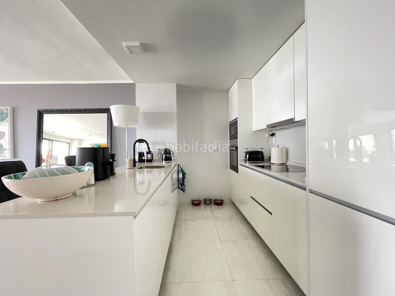 Foto 1fc75ab4-77b9-40ba-ae3b-d3407ce27b1d. Planta baja apartamento en planta baja con amplio salón y terraza con vistas parciales al mar en las olas en Estepona