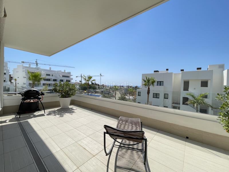 Foto 34304a08-6a64-43b4-9de3-cb516eb298f5. Planta baja apartamento en planta baja con amplio salón y terraza con vistas parciales al mar en las olas en Estepona