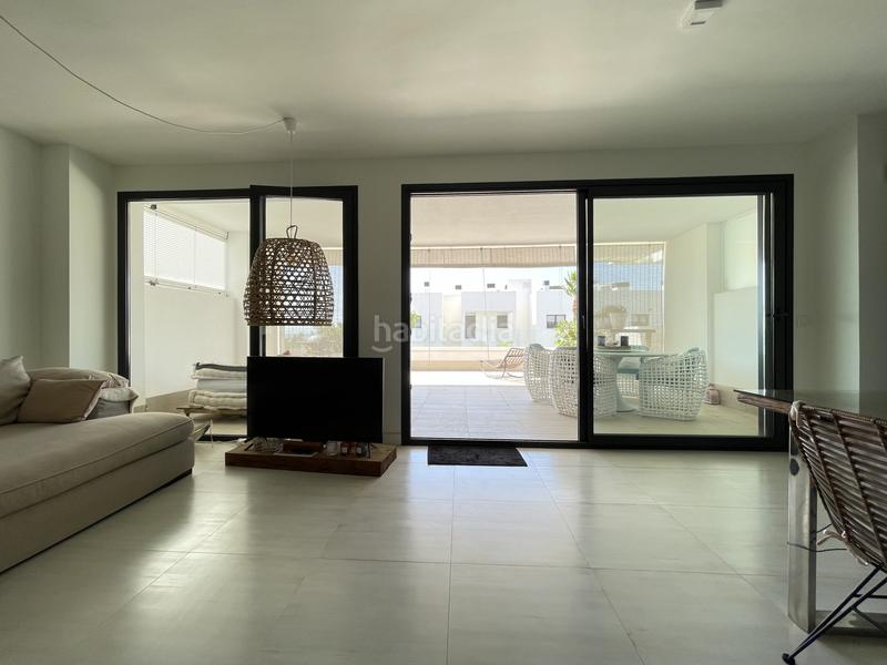 Foto 355dc30e-f1c5-4258-b505-41b72566c165. Planta baja apartamento en planta baja con amplio salón y terraza con vistas parciales al mar en las olas en Estepona