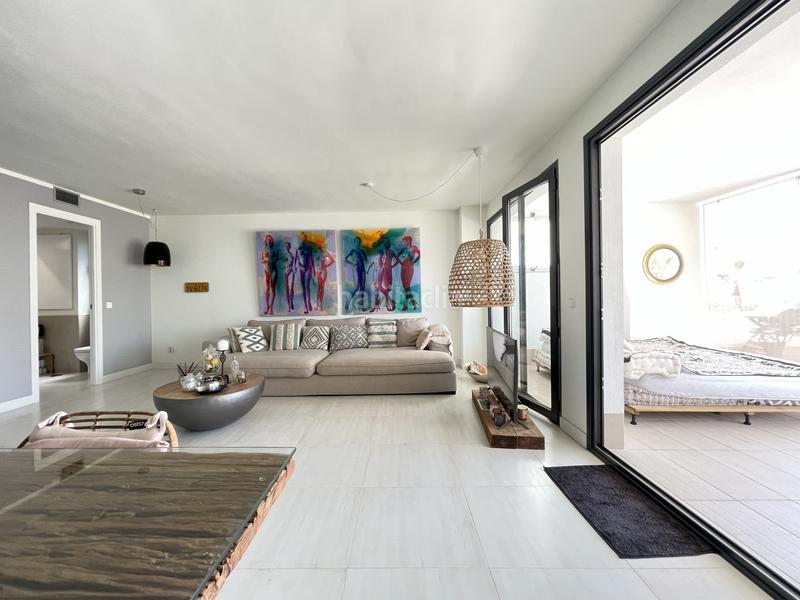 Foto 3f07cc92-6433-427b-9906-065e544113d2. Planta baja apartamento en planta baja con amplio salón y terraza con vistas parciales al mar en las olas en Estepona