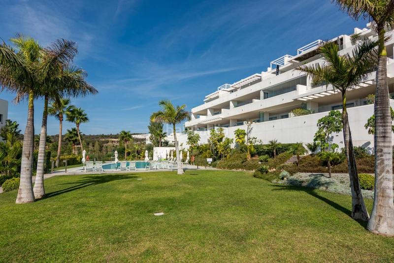 Foto 45273126-61fd-4c4f-b328-3766de9fef7c. Planta baja apartamento en planta baja con amplio salón y terraza con vistas parciales al mar en las olas en Estepona