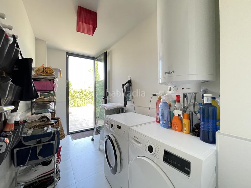 Foto 527b103d-e5dc-4e27-add1-e145af72241b. Planta baja apartamento en planta baja con amplio salón y terraza con vistas parciales al mar en las olas en Estepona