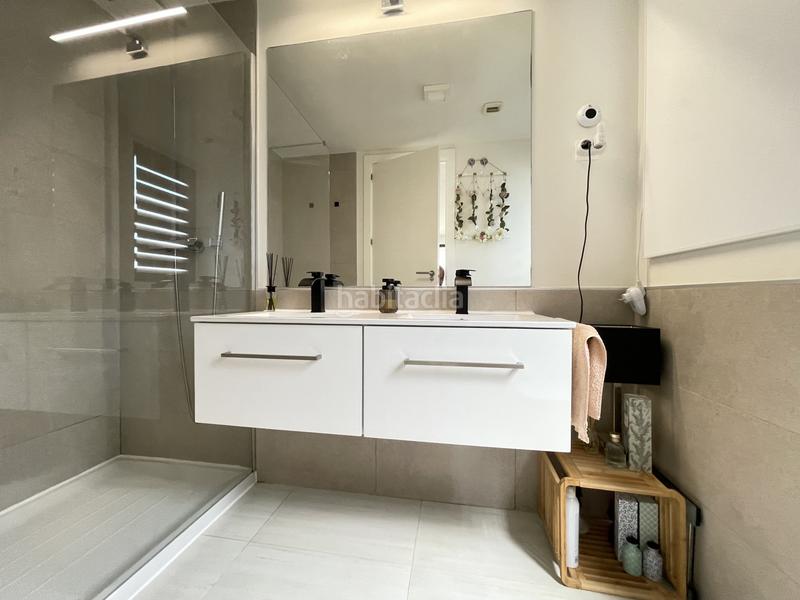 Foto 5775d292-05f7-4f61-8048-f77a81a7f20f. Planta baja apartamento en planta baja con amplio salón y terraza con vistas parciales al mar en las olas en Estepona