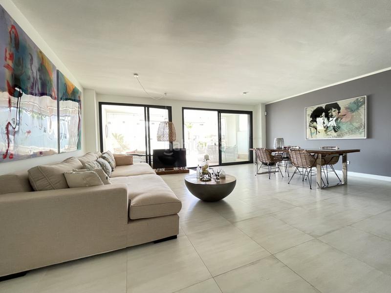 Foto 64559f4a-46df-4de8-ba66-48edeb6b45ce. Planta baja apartamento en planta baja con amplio salón y terraza con vistas parciales al mar en las olas en Estepona