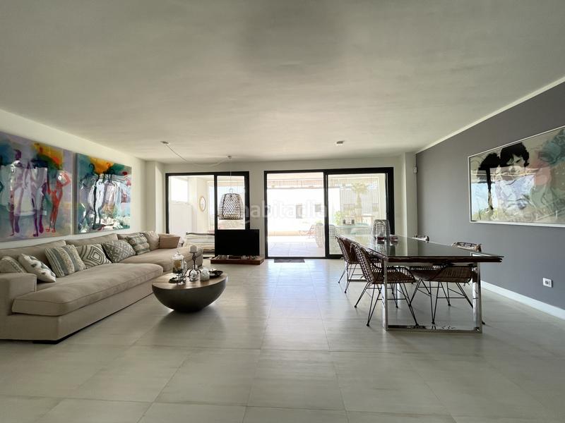 Foto 6feef064-dbf8-49b3-89db-6364e3ce9395. Planta baja apartamento en planta baja con amplio salón y terraza con vistas parciales al mar en las olas en Estepona