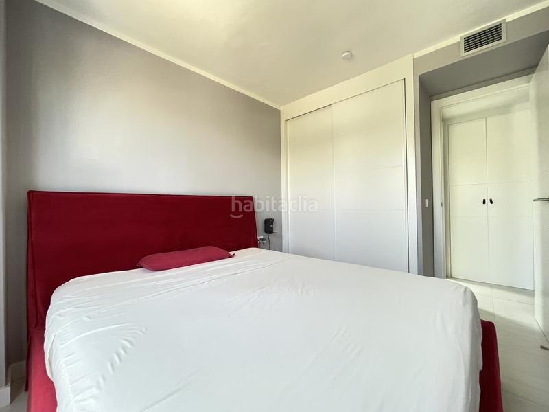 Foto 75ba0ec4-24a1-4fc7-a466-3f04bc68ab49. Planta baja apartamento en planta baja con amplio salón y terraza con vistas parciales al mar en las olas en Estepona