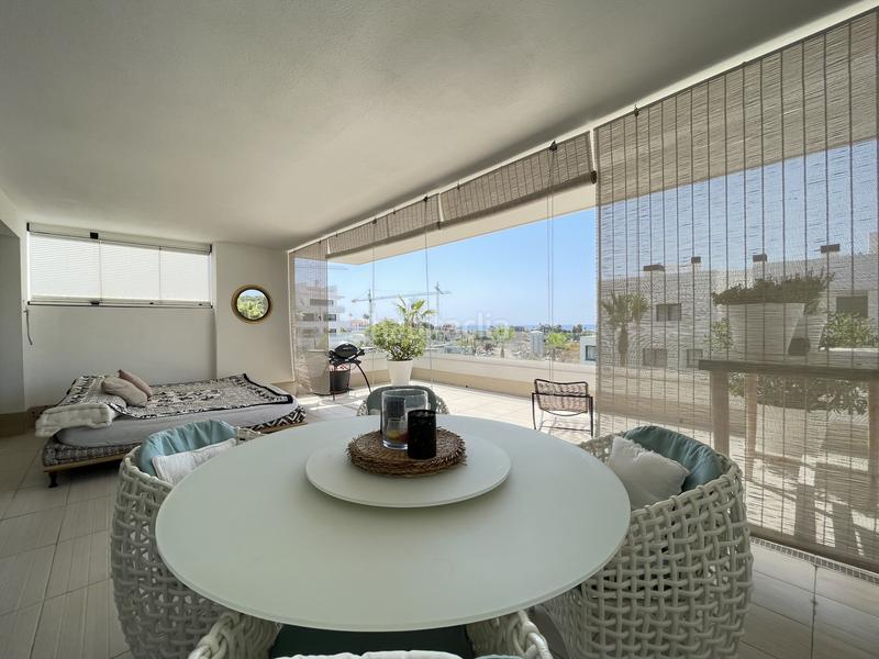 Foto 75dfb59f-20bf-463f-81d4-109eb32c7ce1. Planta baja apartamento en planta baja con amplio salón y terraza con vistas parciales al mar en las olas en Estepona