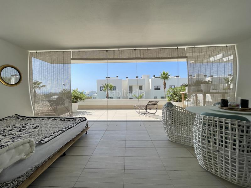 Foto 7da79e56-9469-45c9-82d8-51a0740c430b. Planta baja apartamento en planta baja con amplio salón y terraza con vistas parciales al mar en las olas en Estepona