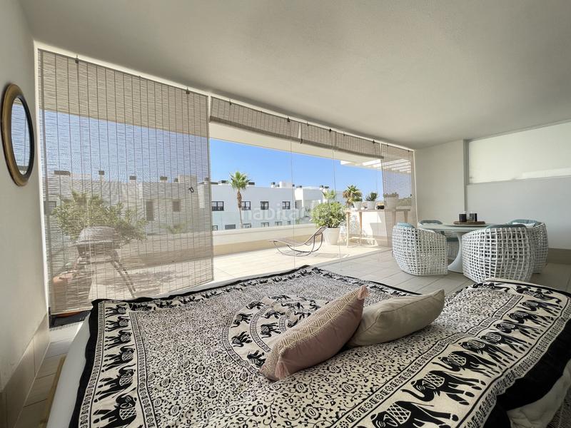 Foto 88160bcf-601a-4cc4-83ac-c007e8066432. Planta baja apartamento en planta baja con amplio salón y terraza con vistas parciales al mar en las olas en Estepona