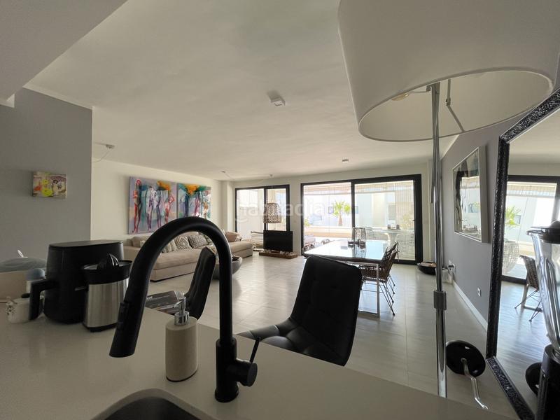 Foto 904201db-3663-409a-b511-66e889839113. Planta baja apartamento en planta baja con amplio salón y terraza con vistas parciales al mar en las olas en Estepona