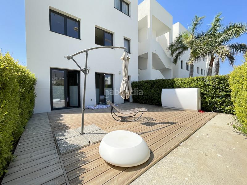 Foto ac765587-da0b-482d-bcb6-b7bdb81b9a62. Planta baja apartamento en planta baja con amplio salón y terraza con vistas parciales al mar en las olas en Estepona