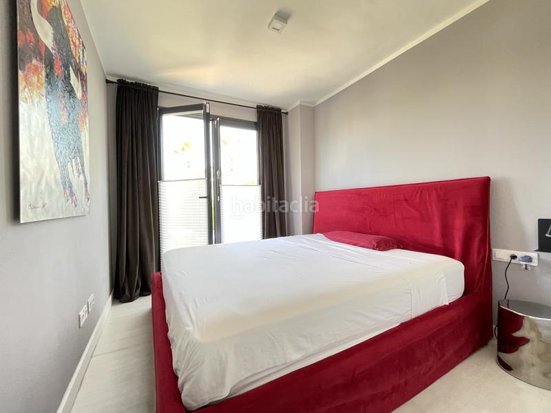 Foto b1615751-2553-484c-8e9b-f45b696f108a. Planta baja apartamento en planta baja con amplio salón y terraza con vistas parciales al mar en las olas en Estepona