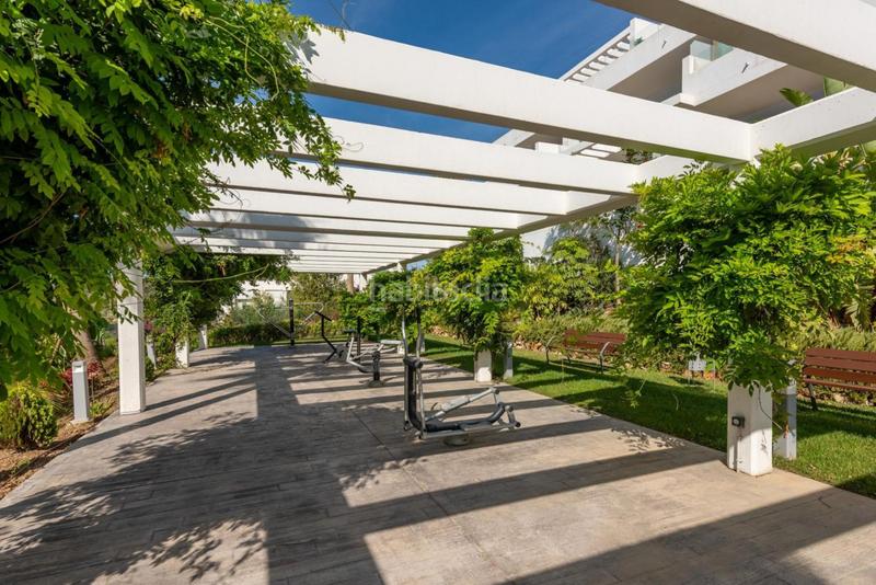 Foto c0ad96cc-981d-4513-8539-9359749c787b. Planta baja apartamento en planta baja con amplio salón y terraza con vistas parciales al mar en las olas en Estepona