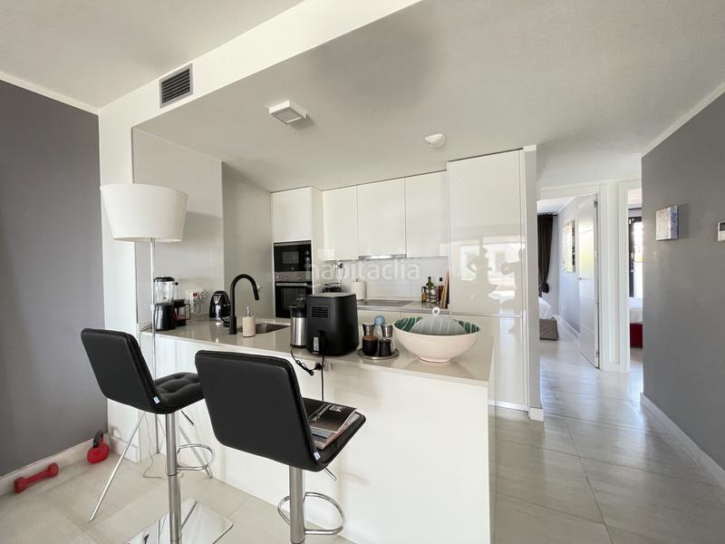 Foto c0c4710a-fcb1-4318-a77f-cc9dc334fe75. Planta baja apartamento en planta baja con amplio salón y terraza con vistas parciales al mar en las olas en Estepona