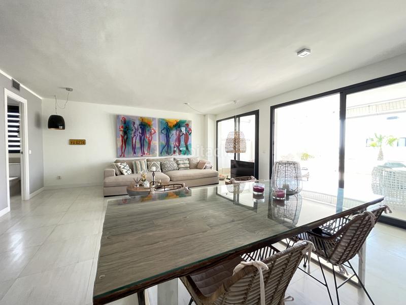 Foto c37751fc-0a16-42da-a42e-e40a298759be. Planta baja apartamento en planta baja con amplio salón y terraza con vistas parciales al mar en las olas en Estepona