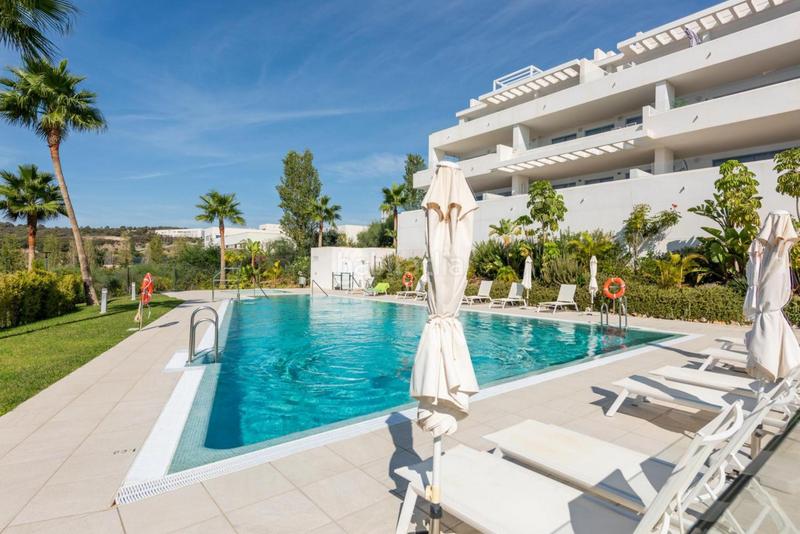 Foto cce277aa-05b4-43f8-aee3-58b348e8afed. Planta baja apartamento en planta baja con amplio salón y terraza con vistas parciales al mar en las olas en Estepona