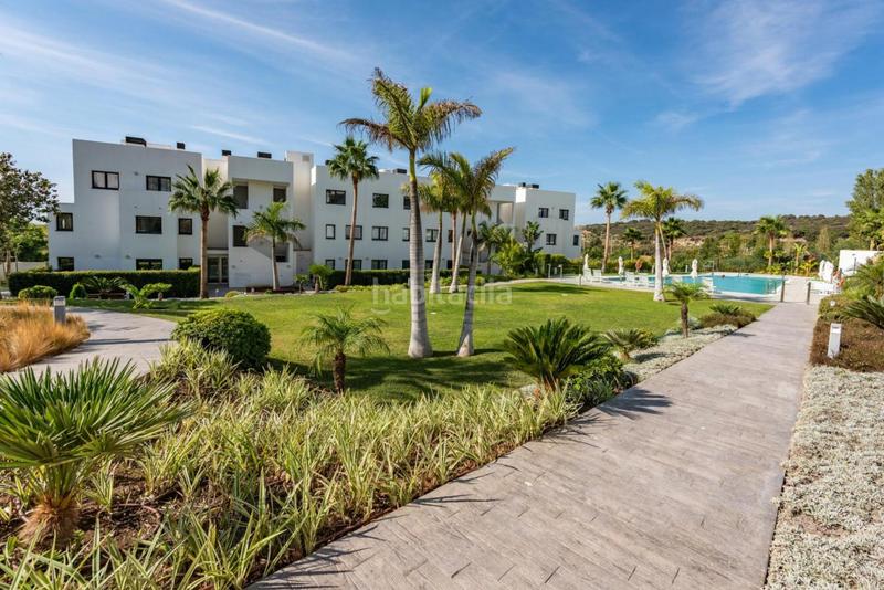 Foto cf58e3e9-4bbc-4b56-83c6-5bf5d282586b. Planta baja apartamento en planta baja con amplio salón y terraza con vistas parciales al mar en las olas en Estepona