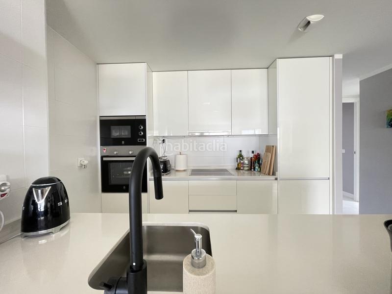 Foto ebf4589c-ef55-4525-b477-ebafd2608f1e. Planta baja apartamento en planta baja con amplio salón y terraza con vistas parciales al mar en las olas en Estepona