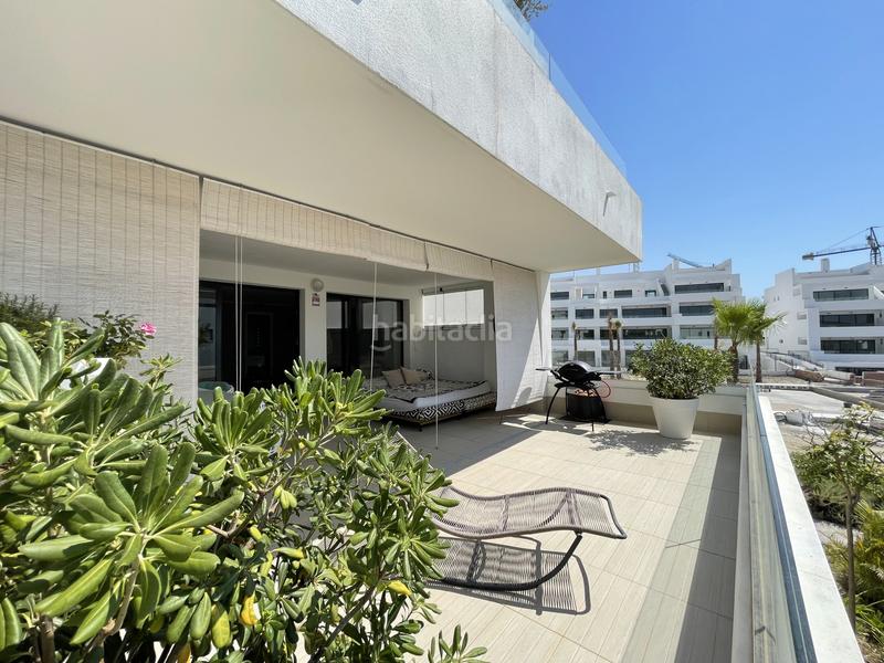Foto f240f9ab-3de0-4371-9f1a-8776b0607671. Planta baja apartamento en planta baja con amplio salón y terraza con vistas parciales al mar en las olas en Estepona